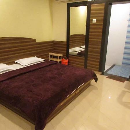 Hotel Laxmi Palace 쉬르디 외부 사진